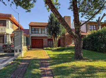 Casa · 160m² · 3 Ambientes · 1 Cochera · Casa 3 Ambientes con Parque en Venta Los Pinares