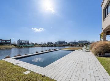 Casa · 189m² · 5 Ambientes · 2 Cocheras · Venta - Casa 5 Amb. Vista a Laguna–el Naudir Escobar