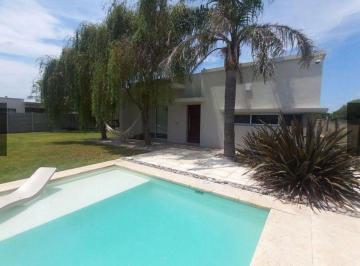 Casa · 82m² · 3 Ambientes · 1 Cochera · Venta Casa 2 Dorm. con Pileta Roldan