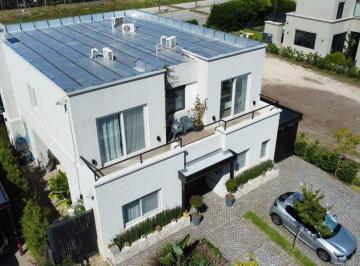 Casa · 300m² · 7 Ambientes · 3 Cocheras · Casa en Venta en Nordelta Permuta Financia