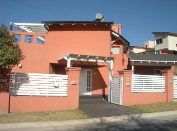 Casa · 250m² · 5 Ambientes · 2 Cocheras · Venta Casa 3 Dorm. Pileta Villa del Lago