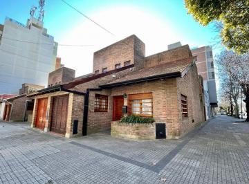 PH · 110m² · 4 Ambientes · 2 Cocheras · Casa de 3 Dorm., Cocheras y Patio en Venta