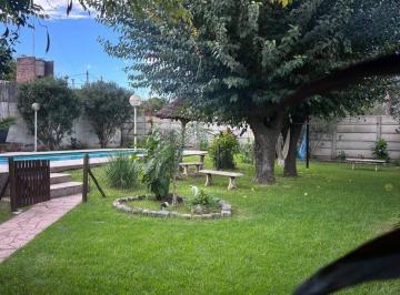 Quinta vacacional · 60m² · 3 Dormitorios · 3 Cocheras · Alquiler Temporal Quinta 4 Ambientes en del Viso