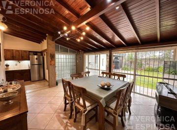 Casa · 127m² · 3 Ambientes · 3 Cocheras · Casa en Venta en Castelar