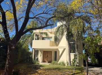 Casa · 277m² · 6 Ambientes · 1 Cochera · Venta. Casa a La Laguna. Santa Catalina Puerta 1