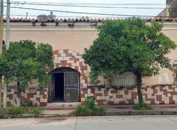 Casa · 330m² · 5 Ambientes · Venta Casa Esquina Alberdi Zona D a Remodelar
