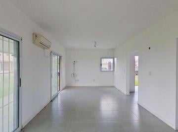 Casa · 80m² · 3 Ambientes · 2 Cocheras · Casa a La Venta Gonnet 2 Dorm.