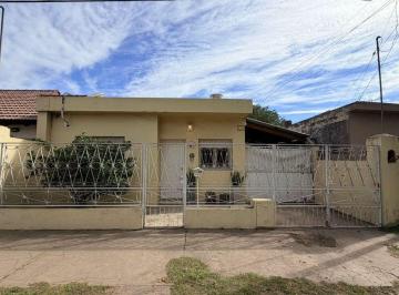 Casa · 83m² · 5 Ambientes · 1 Cochera · Remax Tendencia Vende Casa de Dos Dorm.