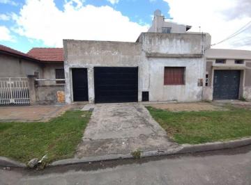 Casa · 80m² · 3 Ambientes · 1 Cochera · Venta Casa 3 Amb Jardin Cochera Lanús