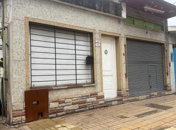 Casa · 169m² · 5 Ambientes · 1 Cochera · Venta Lote Casa Depto con Local Moreno Centro