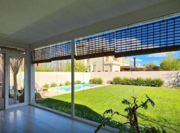 Casa · 200m² · 4 Ambientes · 2 Cocheras · Venta Casa de Tres Dorm. en B° Manzanar - Cipolletti