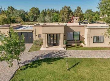 Casa · 290m² · 6 Ambientes · 4 Cocheras · Casa en Venta Fincas Chacras Apta Credito Pileta
