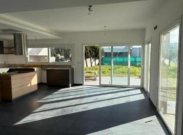 Casa · 225m² · 4 Ambientes · 2 Cocheras · Venta Casa en Barrio Santa Ines Canning