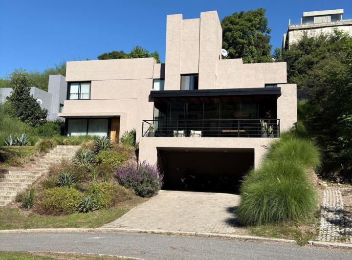 Casa · 340m² · 4 Ambientes · 3 Cocheras