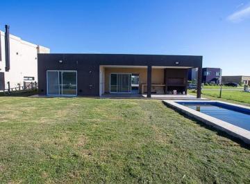 Casa · 120m² · 4 Ambientes · 3 Cocheras · Casa en Venta en Santa Clara Al Sur