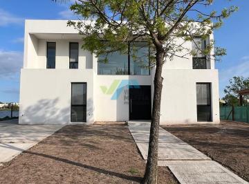 Casa · 310m² · 6 Ambientes · 2 Cocheras · Casa en Venta en El Cantón Golf, El Cantón, Escobar