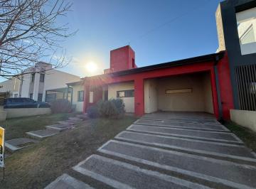Casa · 141m² · 6 Ambientes · 2 Cocheras · Comarca de Allende - 3 Dorm 2 Baños Pileta - Apto Crédito
