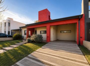 Casa · 141m² · 6 Ambientes · 2 Cocheras · Comarca de Allende - 3 Dorm 2 Baños Pileta - Apto Crédito