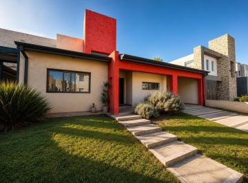 Casa · 141m² · 6 Ambientes · 2 Cocheras · Vende Casa en B° Comarca de Allende - 3 Dorm 2 Baños Pileta - Apto Crédito