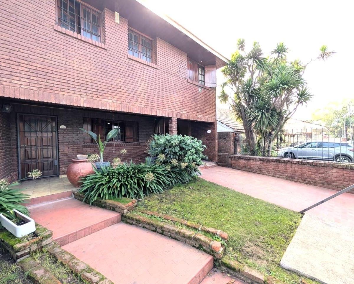 Chalet 4 amb, 3 dorm, 3 baños, con cochera — Colinas de Peralta Ramos