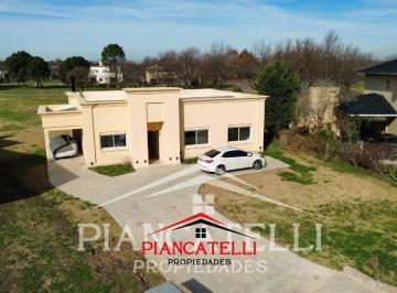 Casa · 151m² · 4 Ambientes · 1 Cochera · Casa en Venta con 4 Ambientes en El Nacional