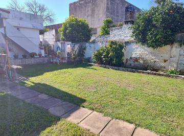 Casa · 141m² · 5 Ambientes · 1 Cochera · Casa de 3 Dorm. con Patio en Venta - Jorge Cura - Permuta