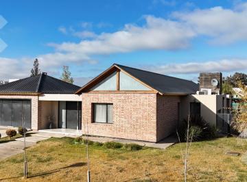 Casa · 1500m² · 6 Ambientes · 1 Cochera · Moderna Casa en Planta Baja con Pileta - Bº La Falda Cipolletti