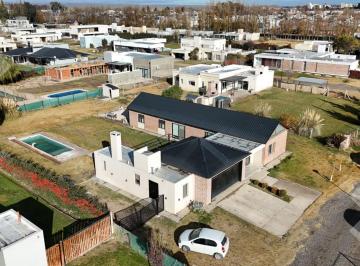 Casa · 1500m² · 6 Ambientes · 1 Cochera · Casa en Cipolletti