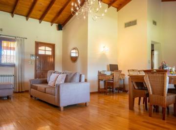 Casa · 170m² · 4 Ambientes · 2 Cocheras · Venta Casa 4 Amb. Pileta Coch./parrila Apta Cred.