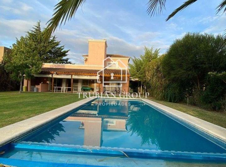 Casa · 275m² · 4 Ambientes · 2 Cocheras