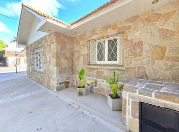 Casa de 4 ambientes, Mar del Plata · Chalet en Venta con Parque y Garage Quincho. Barrio San Jose
