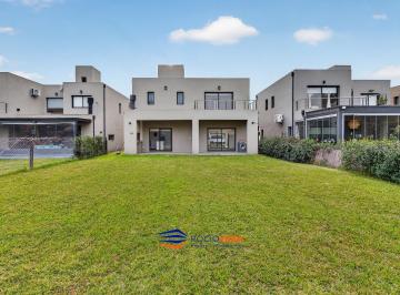 Casa · 165m² · 5 Ambientes · 3 Cocheras · Casa a La Venta en Maria Eugenia Residences & Villages, Moreno