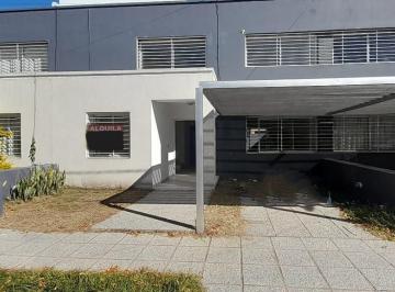 Casa · 140m² · 7 Ambientes · 1 Cochera · Casa en Alquiler Tres Dorm., Urca, Zona Norte