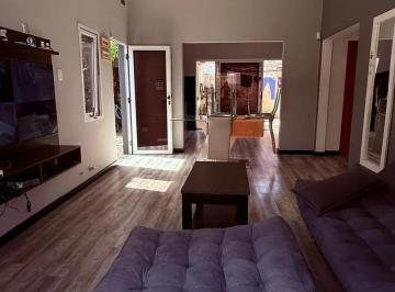 Casa · 240m² · 5 Ambientes · Casa en Alquiler - 3 Dorm. 1 Baño - Lanús