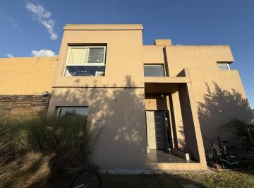 Casa · 153m² · 5 Ambientes · 1 Cochera · Venta Casa Escobar 5 Ambientes