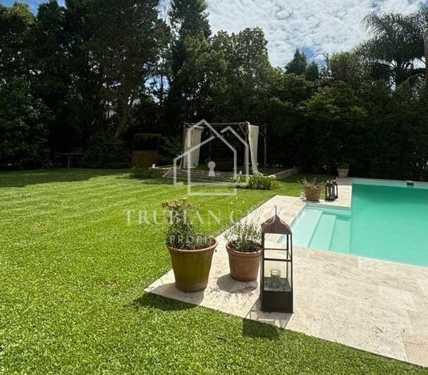 Casa · 270m² · 6 Ambientes · 2 Cocheras