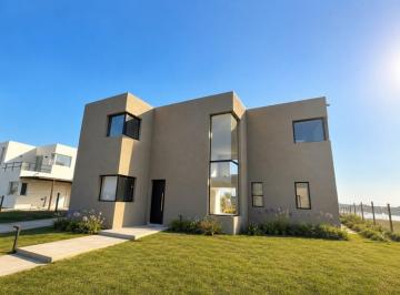 Casa · 195m² · 5 Ambientes · 2 Cocheras · Casa a La Laguna con Pileta en San Sebastian