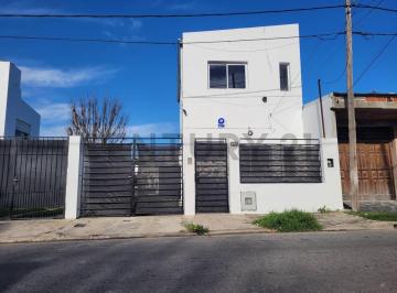 Casa · 69m² · 3 Ambientes · 1 Cochera · Duplex de 2 Dorm. con Cochera en Venta en Ringuelet