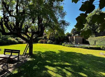 Casa · 254m² · 7 Ambientes · 6 Cocheras · Casa en Venta en Las Lomas Jockey, San Isidro.
