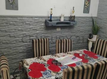 Casa · 340m² · 8 Ambientes · En Venta Impecable Residencia de 8 Ambientes en San Miguel - Suite de Lujo y Pileta Climatizada