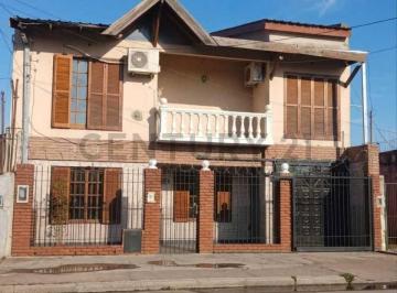 Casa · 340m² · 8 Ambientes · Venta Espectacular Residencia de 5 Dorm. con Pileta Climatizada, Quincho y Gran Altillo a Metr