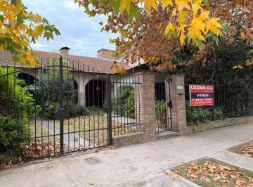 Casa de 4 ambientes, Almirante Brown · Importante Chalet con Mucho Potencial en Excelente Ubicación