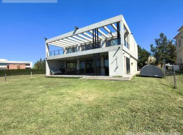 Casa · 265m² · 6 Ambientes · 3 Cocheras · Alquiler Casa Al Lago Central en Barrio Náutico El Naudir