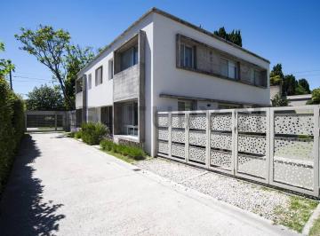 Casa · 135m² · 4 Ambientes · 2 Cocheras · Casa en Venta en Gonnet en Complejo Cerrado de Dos Dorm.