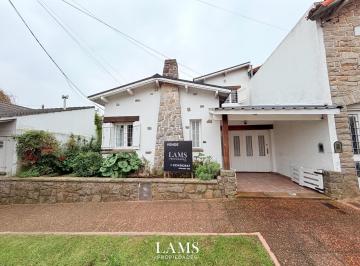 Casa · 149m² · 4 Ambientes · 1 Cochera · Venta - Chalet 4 Ambientes de Dos Pisos con Garaje - Lomas de Stella Maris