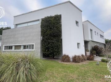 Casa de 7 ambientes, Berazategui · Exclusiva Residencia de 7 Ambientes en Barrio Privado Los Troncos – Berazategui