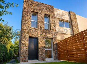 Casa · 90m² · 3 Ambientes · 1 Cochera · Casa en Venta en City Bell Tipo Duplex Apta Banco