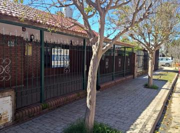 Casa · 300m² · 6 Ambientes · 1 Cochera · Casa a Refaccionar en Alejandro Carbo