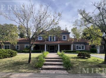 Casa · 380m² · 9 Ambientes · 4 Cocheras · Impecable Casa en Venta en Martindale Al Driving