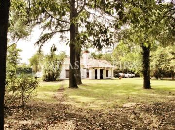 Quinta vacacional · 500m² · 5 Ambientes · 6 Cocheras · Casa en Barrio Parque Leloir 5 Ambientes 4300 m² Terreno